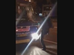 В Киеве водитель легковушки в приступе гнева избил маршрутку. ВИДЕО