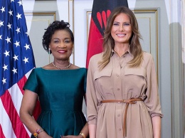 Мелания Трамп в платье из верблюжьего шелка встретилась с первой леди Малави