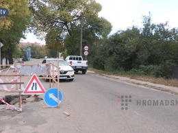 В Полтаве на дороге образовался метровый провал (фото)