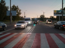 В Днепре автомобиль сбил ребенка с отцом на пешеходном переходе