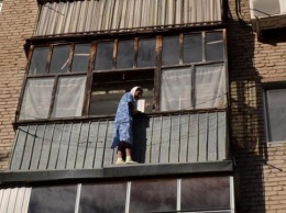В Каменском полуслепая бабушка вышла вместо двери за балкон: чудесное спасение