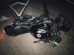 Под Киевом мотоцикл Yamaha врезался в отбойник: парень погиб на месте, девушку госпитализировали