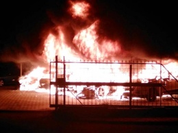 Жаркая ночка: на поселке Котовского сожгли пять машин, три пострадали