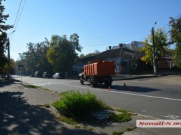 В центре Николаева пьяный водитель на мусоровозе протаранил «Лэнд Крузер»