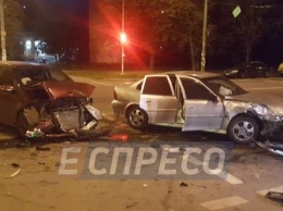 На столичной Борщаговке водитель Opel Vectra пострадал от своего нелепого поворота