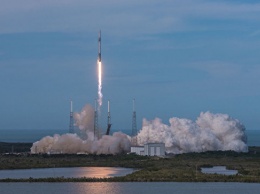 SpaceX запустила первую ракету, первая ступень которой должна вернуться на космодром в Калифорнии