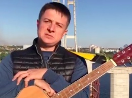"Всем все равно": запорожский шоумен зовет спеть песню на недостроенных мостах (Видео)