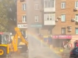 В Киеве на Лукьяновке из-за прорыва трубы образовался "фонтан" высотой с пятиэтажку