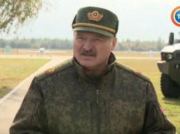 Лукашенко пообещал выдать каждому беларусу оружие в случае войны