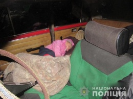 В Николаеве нашли семью, которая с 3-летним ребенком жила в легковом автомобиле