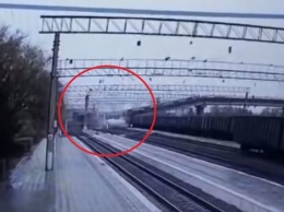 В России на ж/д пути рухнул мост с грузовиком. Видео