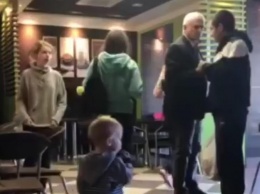 Помешал ребенок: запорожский депутат устроил скандал в кафе (ВИДЕО)
