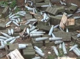 В Раде показали фото, как в Ичне под открытым небом лежат ржавые боеприпасы