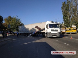 В Николаеве фура, выезжая от супермаркета, снесла столб