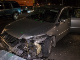 В Киеве на перекрестке улиц Елены Телиги и Ольжича Ford разбил Volkswagen и скрылся