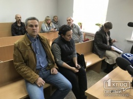 Приемным родителям сожженой криворожанки Амины Менго снова не огласили обвинительный акт