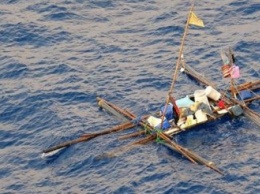 Рыбаки неделю спасались на плоту после того, как их лодку потопила огромная рыба (фото)