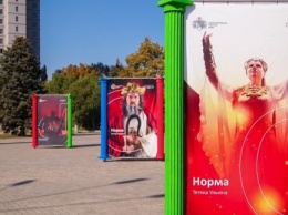 На улицах Днепра появились красочные баннеры с актерами и работниками театров