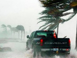 На США обрушился разрушительный ураган «Майкл», ветер сносит все на своем пути: первые кадры разрушений