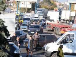 Автомобилисты заблокировали дорогу в районе Двух столбов: требую снижения цен на бензин (фото, видео)