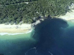 Пляж в Австралии поглотила гигантская черная дыра! Вот как это было