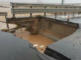 В Италии обвалилась часть моста, соединяющего два города (фото, видео)