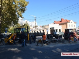 На третий день «Николаевводоканал» преступил к ремонту трубы, из-за которой центр утопал в фекалиях