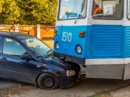 Опять и снова: в Днепре на улице Академика Белелюбского столкнулись трамвай и легковушка