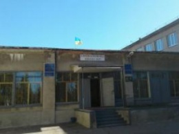 Взрыв в Лисичанске: во двор школы упала часть ракеты (фото)