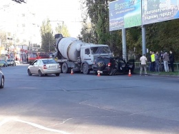 "Благополучия родному городу": под бигбордом с поздравлением бетономешалка смяла паркетник (Фото)