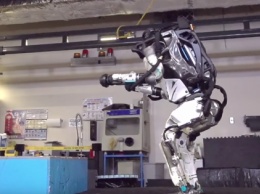 Человекоподобного робота Atlas научили паркуру