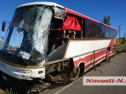 Под Николаевом столкнулись рейсовый автобус и цементовоз
