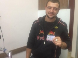 В Одессе иностранцу впервые выдали вид на жительство в форме ID-карточки