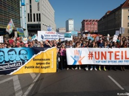 Тысячи человек вышли на марш в Берлине против ультраправых политиков