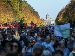 В Берлине на марш против расизма вышли 240 тысяч человек