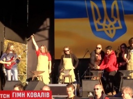 В Днепре сыграли гимн Украины молотками