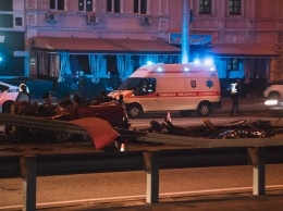 Ночью в Киеве Mercedes влетел в отбойник, двое погибших. Фото и видео