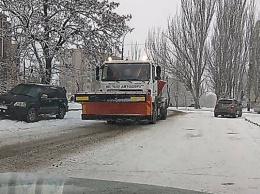 В Николаеве для борьбы с гололедом на дорогах уже запаслись солью и песком в достаточном объеме