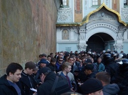 СМИ: Полиция задержала 122 человека у Киево-Печерской лавры (фото)
