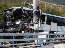 В Швейцарии автобус с туристами попал в ДТП, пострадали 15 человек