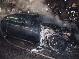 В Киеве сгорел элитный автомобиль (видео)