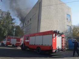 В Киеве горит здание завода "Транссигнал" на Жилянской