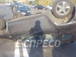 На Воскресенке в Киеве во время аварии на перекрестке перевернулся Renault Duster