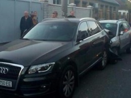 В Днепре на улице Панаса Мирного Hyundai въехал в Audi: пострадала девушка