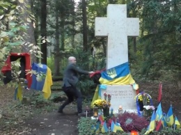 В Мюнхене пророссийский пропагандист Филлипс поглумился над могилой Бандеры
