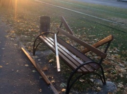 В Николаеве вандалы разгромили скамейки и вырвали урны на ул. Чкалова