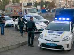 В Днепре возле ТРЦ избили и ударили ножом мужчину