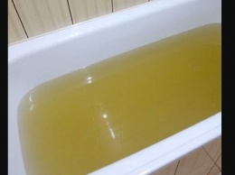 Фотофакт: Запорожцы жалуются, что ржавой водой, которая течет из крана, даже мыться нельзя