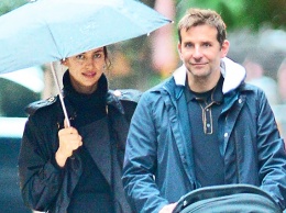 Назло слухам: Ирина Шейк и Брэдли Купер гуляют с дочкой по дождливому Нью-Йорку