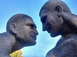 В Коростышеве установили гранитную скульптуру голых братьев Кличко. Фото